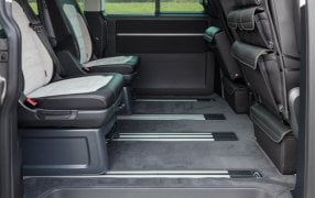 Element Passgenaue Premium Antirutsch Gummimatten Fußmatten für VW  Transporter T5 Multivan/ T6 2004-2020 : : Auto & Motorrad